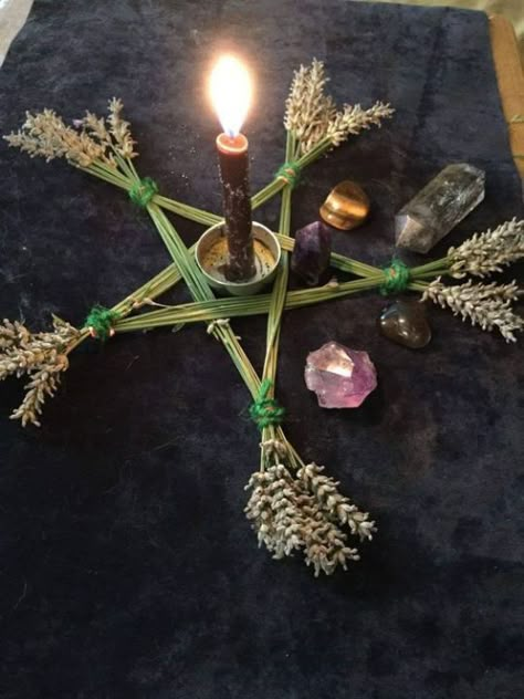 Witchy Crafts Diy Projects Easy, Pentacle Aesthetic, Yule Alter, Wiccan Crafts, Pagan Decor, Wiccan Decor, Cottage Witch, Pagan Crafts, Witches Altar