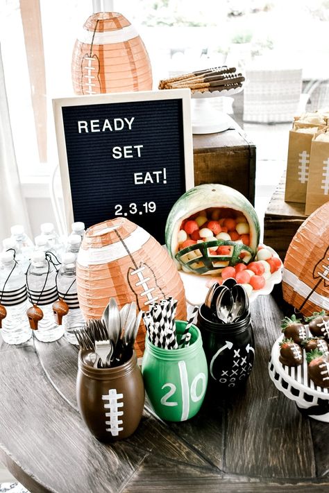 Simple Super Bowl Party Ideas | Jaclyn James Home Super Bowl Balloon Garland, Super Bowl Party Balloons, Decorate For Superbowl Party, Super Bowl Watch Party, Super Bowl Pool, Commercial Bingo Superbowl, Sports Theme Decor, Diy Football Party, Football Viewing Party