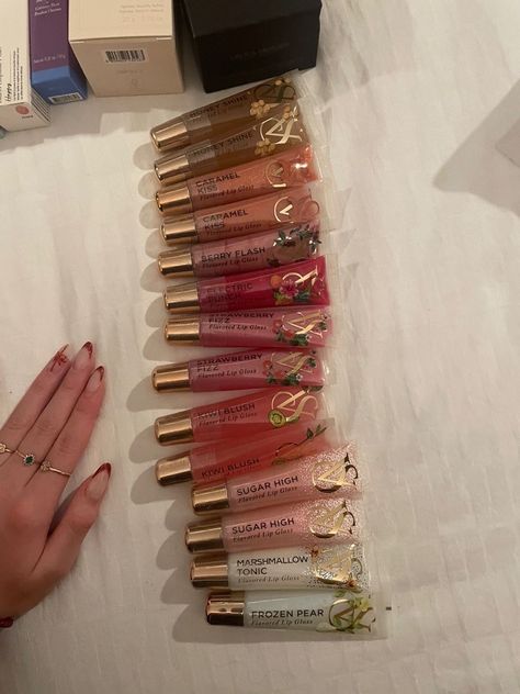 Profumo Victoria Secret, Flavored Lip Gloss, Lip Gloss Collection, Gloss Labial, Lip Gloss Set, Makeup Obsession, Makeup Items, Lip Glow, Body Skin Care Routine