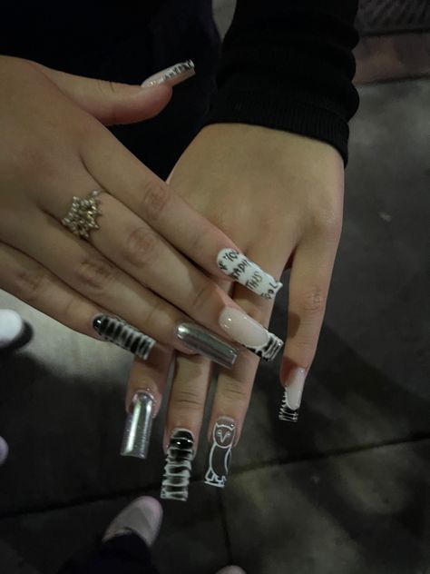 Partynextdoor Inspired Nails, Concert Nails Ideas Drake, Ovo Nails Drake, Drake Nail Ideas, Drake Inspo Nails, Drake Acrylic Nails, Drake Concert Nail Ideas, Drake Girls Aesthetic, Drake Nails Ideas