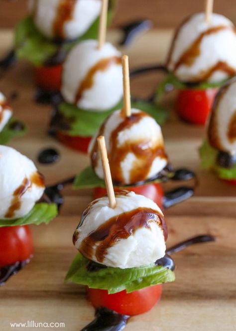 Simple, quick and delicious Caprese Kabobs take minutes to throw together and are perfect for any party or get together. Caprese Kabobs, Horderves Appetizers, Caprese Salad Skewers, Caprese Bites, March Birthdays, Easy Bruschetta, Easter Appetizers, Bruschetta Recipe, Best Appetizer Recipes