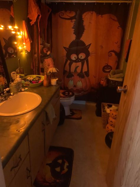 Haunted House Bathroom, Halloween House Ideas, Crazy Bathrooms, Halloween Indoor Decorations, Halloween Bathroom Decor, Funny Face Photo, Spooky Love, Halloween House Decoration, Spooky Spooky