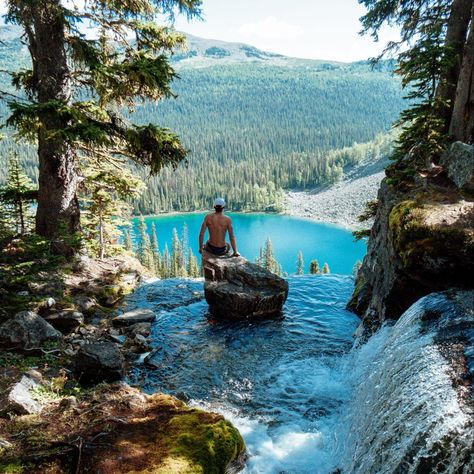 12 Unbelievable Lakes in The Canadian Rockies you cant miss this summer. Click through for the best turquoise lakes in Banff, Kootenay, Jasper Yoho, and Kananaskis Country! #banff #jasper #canadianrockies #madetoexplore Alberta Hikes, Egypt Resorts, Sunshine Village, Travel Egypt, Canada Trip, Egypt Culture, Maligne Lake, Washington Travel, Banff Canada