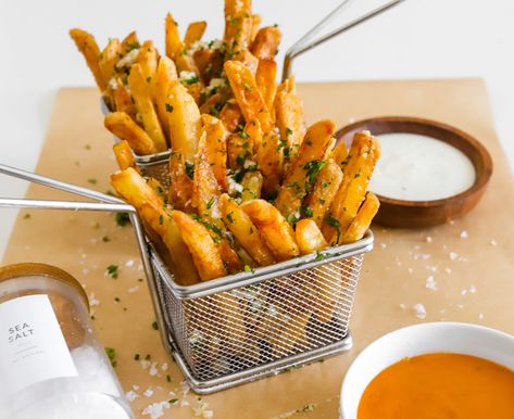 Crispy Garlic Parmesan Fries - Moribyan Parmesan Fries Recipe, Garlic Parmesan Fries, Burger Side Dishes, Parmesan Fries, French Fried Potatoes, Homemade Fries, Crispy Garlic, Truffle Fries, Crispy Fry