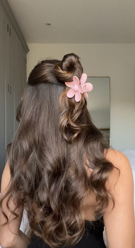 Flower Clip Hairstyles, Perfect Curly Hair, Hairstyle Girl, Hair Tinsel, Hair Upstyles, Clip Hairstyles, Flower Hair Clips, Pretty Hairstyles, Bun Hairstyles