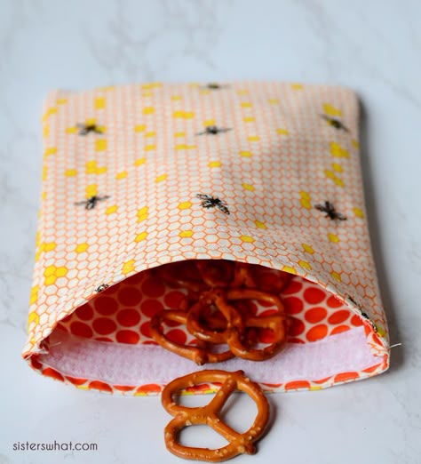 Diy Reusable Snack Bags, Diy Reusable Sandwich Bags, Reusable Snack Bags Tutorial, Strawberry Farming, Afterschool Crafts, Reusable Sandwich Wrap, Easy Sewing Tutorials, Laminated Cotton Fabric, Simple Sewing Tutorial