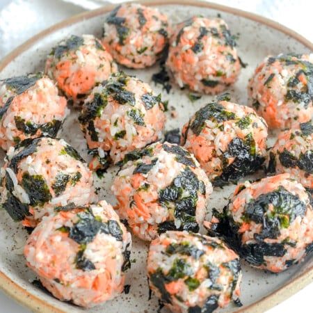 Salmon mayo Korean Rice Balls - The Skinny Pot Salmon Rice Cakes, Salmon Rice Balls, Seaweed Rice Balls, Korean Seaweed Rice Balls, Salmon Rice Seaweed Bake, Salmon Rice Balls Onigiri Recipe, Instant Pot Sushi Rice, Cooking Salmon Fillet, Dorm Food