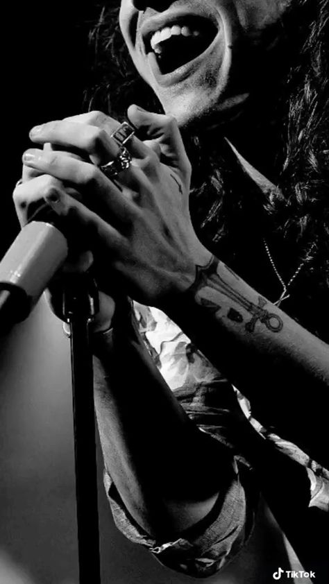 Harry Styles Hands, Harry Styles Aesthetic, Harry Styles Wallpaper, Harry Styles Pictures, Harry Styles Photos, Mr Style, Treat People With Kindness, The Perfect Guy, Harry Edward Styles