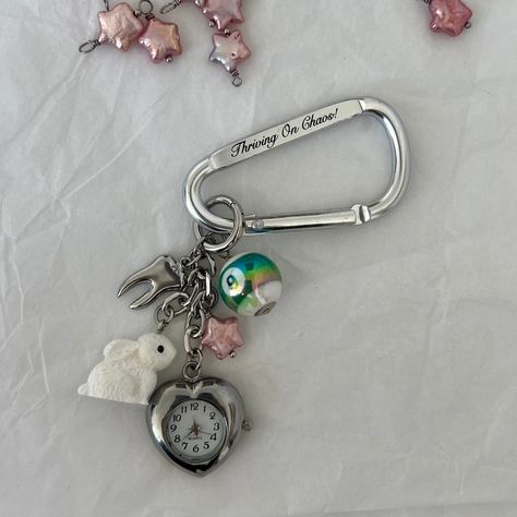 Thriving On Chaos Charm Carabiner – Gemini Jewels Thriving On Chaos, Carabeaner Keychain Aesthetic, Purse Charms Diy Ideas, Cute Carabiner, Aesthetic Carabiner, Cluttered Keychain, Carabiner Aesthetic, Acssesories Aesthetic, Carabiner Keychain Aesthetic