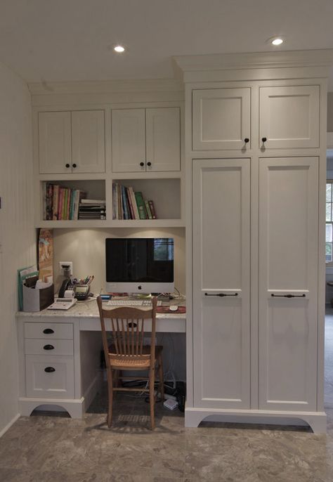 white built in for office | Built-in office in the kitchen Kitchen Desk Areas, Beautiful White Kitchens, Cabinet Desk, Office Built Ins, Kitchen Desks, Closet Office, Office Nook, Study Nook, Desk Areas