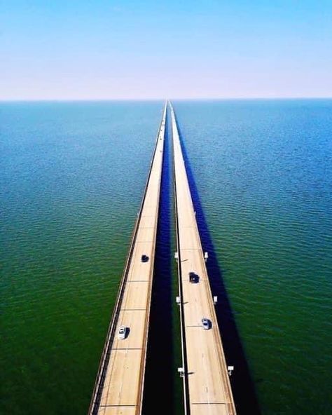 The Causeway Bridge, linking New Orleans to the north shore of Lake Pontchartrain. The longest "continuous" bridge over water in the world. Lake Pontchartrain, New Orleans Louisiana, North Shore, Tourist Attraction, Louisiana, Bridge, New Orleans, Lake, Water