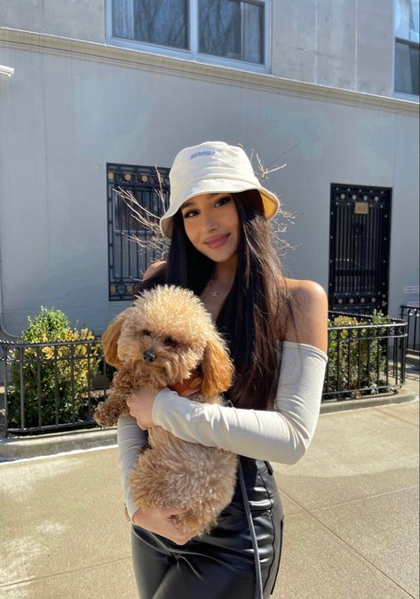 Jacquemus, Beige, Street Style, Dog Jacquemus Bucket Hat, Jacquemus Le Bob Gadjo, Instagram Baby, Floppy Hat, Bucket Hat, Street Style, Instagram Photos, Hats, Instagram