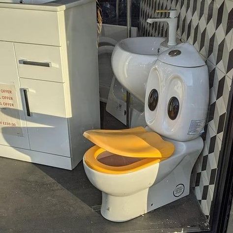 Duck Quack Wacky Toilet seen on the streets of Mexico City #toilethumor #funnytoilet #crasytoilet #toiletdesign Duck Quack, Weird Design, Weird Furniture, Home Nails, Crazy Houses, Nails Home, Pink Living Room, Toilet Design, Bathroom Top