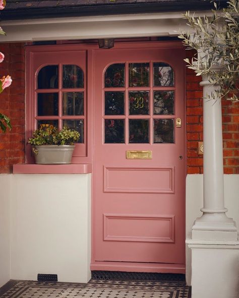 Farrow & Ball on Instagram: “Add instant kerb appeal to your home with our Exterior Eggshell finish (in #CrimsonRed for those wondering!) - the perfect low-effort,…” Front Door Colors With Tan House, Pink Front Door, Black Paint Color, Front Door Paint Colors, Trending Paint Colors, Door Paint Colors, Stucco Exterior, Casas Coloniales, Painted Front Doors