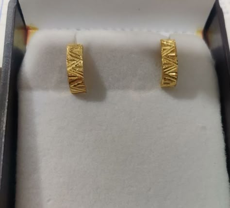 Gold Hoop Earrings Indian, Bride Collection, Fashion Jewelry Necklaces Gold, Small Earrings Gold, Pearl Earrings Designs, Gold Jewelry Outfits, New Gold Jewellery Designs, Gold Earrings Models, Desi Models