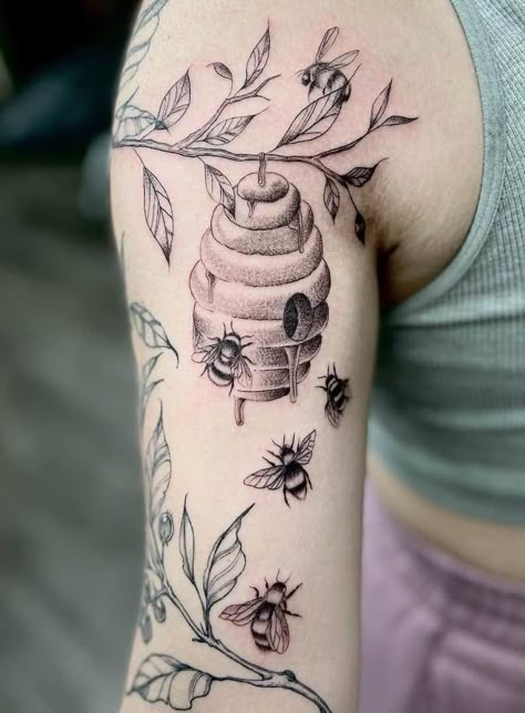 Bee Comb Tattoo, Crazy Unique Tattoos, Shoulder Bee Tattoo, Floral Sleeve Tattoo With Bees, Homestead Tattoo Ideas, Daisy Neck Tattoo, Animal Full Sleeve Tattoo, Collar Bone To Arm Tattoo, Flying Honey Bee Tattoo