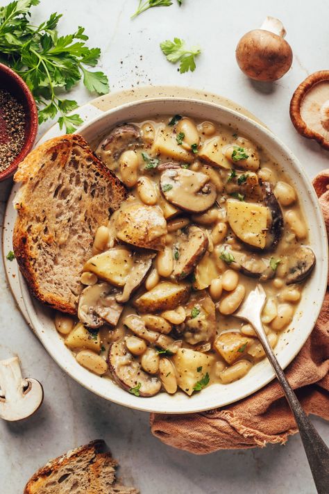 Cozy, creamy white bean and mushroom stew with potatoes and herbs. An easy, 1-pot entrée perfect for cooler weather. Vegan, gluten-free, and SO delicious! #minimalistbaker #vegan #glutenfree #mushrooms #beans #stew Veggie Dishes Dinner, Beans Stew, Stew Vegan, Mushroom Stew, Bean Stew, Vegan Soups, Vegan Soup, White Bean, Mushroom Soup