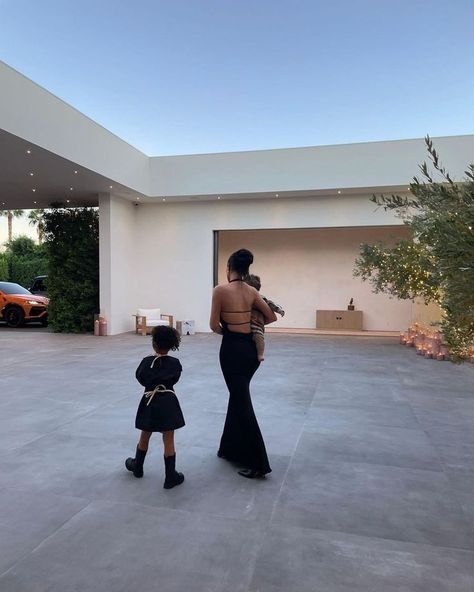 Stylizacje Kylie Jenner, Kardashian Christmas, Kylie Jenner House, Kily Jenner, Kylie Jenner Photoshoot, Palm Springs House, Jenner House, Looks Kylie Jenner, Palm Springs Home