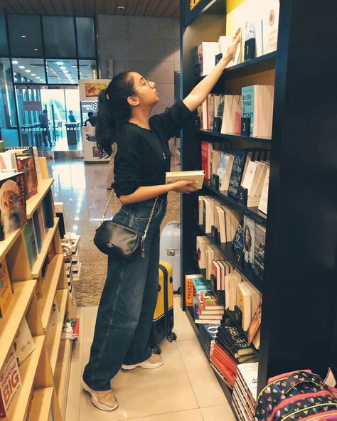 Prajakta being choosy on books as she loves books Prajakta Koli, College Looks, Party Photoshoot, Casual Indian Fashion, Casual College Outfits, Modest Dresses Casual, Photography Posing Guide, Casual Day Outfits, Cute Photography