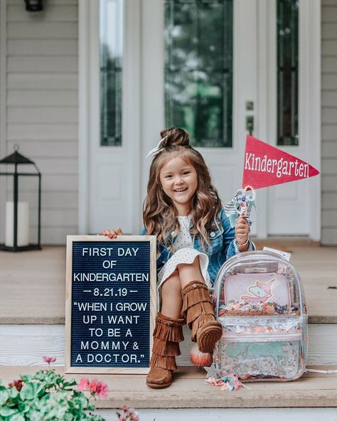 Kindergarten Outfit, Kindergarten Photos, Preschool First Day, Kindergarten Pictures, First Day Of School Pictures, Sarah Anderson, Back To School Pictures, Pre K Graduation, First Day Of Kindergarten