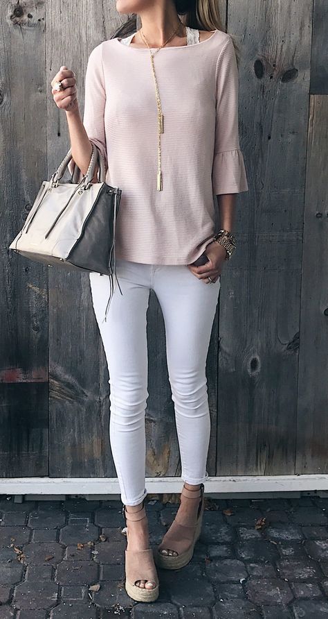 spring outfit: pink ruffle sleeve top with white skinny jeans and blush suede wedges Pink Spring Outfits, Jeans Heels Outfit, White Pants Outfit, Jeans Outfit Women, Teacher Clothes, Summer Work Outfits, Elegante Casual, Cooler Look, Outfit Jeans