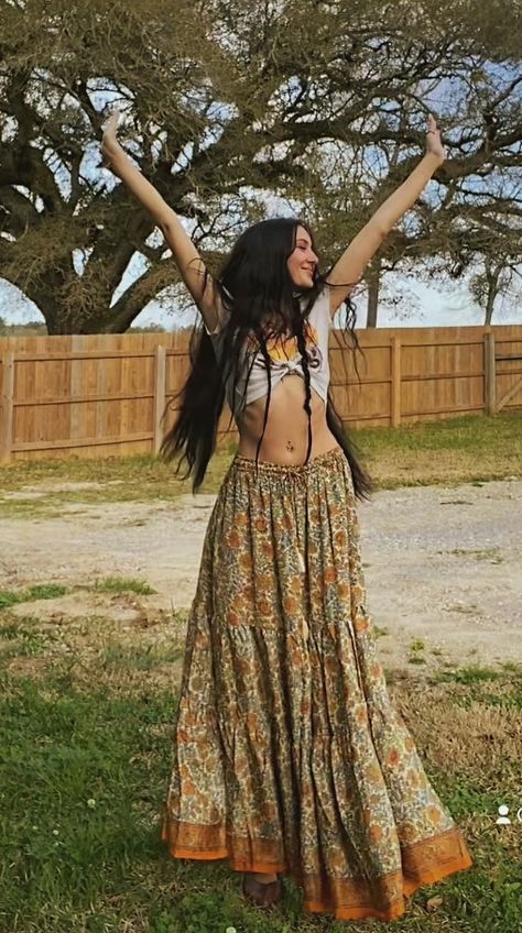 70s style boho spring outfit - white cropped tee shirt with orange, yellow and green maxi shirt Boho Girl Aesthetic, Katelyn Core, Summer Hippie Outfits, Hippie Outfits 70s, Boho Aesthetic Outfit, Soul Outfit, Neo Soul Outfits, Hippie Boho Outfits, Boho Hippie Outfits