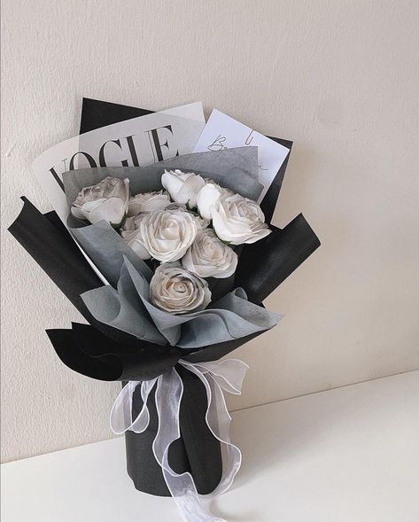 Paper Flower Boquet, Homemade Bouquet, Black Bouquet, Flower Shop Decor, Flower Boquet, Clean Flowers, Flowers For Men, Luxury Flower Bouquets, Boquette Flowers