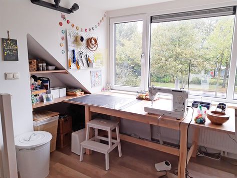 Sewing Workshop Studio, Small Sewing Space, Small Sewing Rooms, Sewing Nook, Crochet Studio, Knitting Room, Ideas For Organizing, Sewing Desk, Sewing Room Inspiration