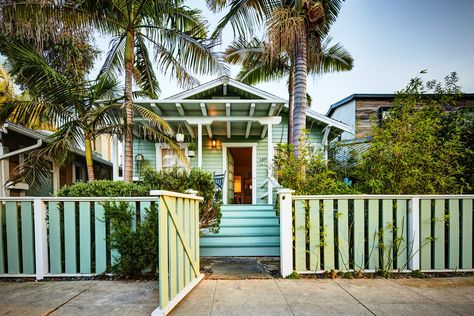 An Original Venice Craftsman With a Primetime Pedigree Is Listed For $2.75M #realestate #forsale #bungalow #venice #california #exterior California Beach House Exterior, California Bungalow Exterior, California Beach Bungalow, Beach Bungalow Exterior, California Craftsman Bungalow, Venice Beach House, Florida Bungalow, California Bungalow, Venice Beach California