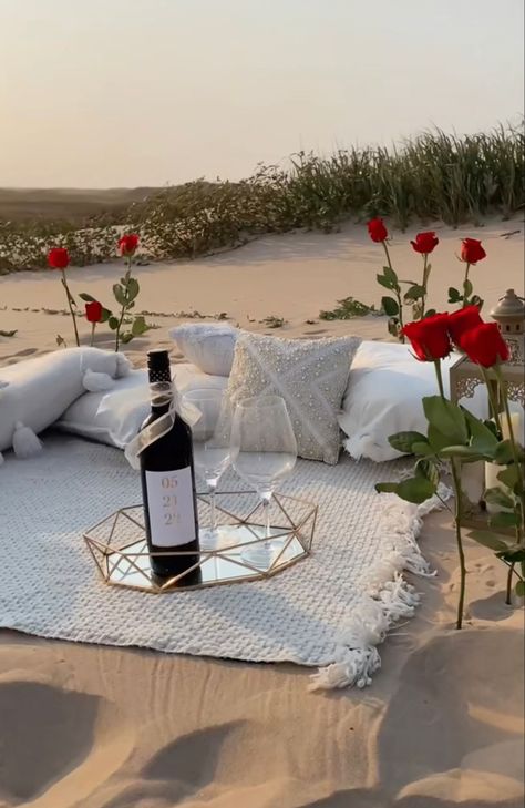 Romantic Beach Picnic, Birthday Surprise For Husband, Things To Do With Your Boyfriend, Proposal Pictures, Dream Dates, Romantic Date Night Ideas, Beach Proposal, Picnic Inspiration, Picnic Decorations