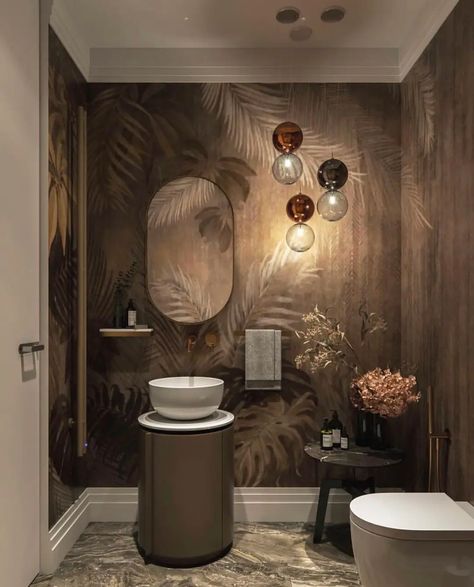 Luxury Powder Room Design, Behance Bedroom, Wallpaper Toilet, Toilet Design Modern, Luxury Powder Room, Wallpaper Powder Room, Modern Powder Room, Powder Room Wallpaper, Wooden Mirror Frame