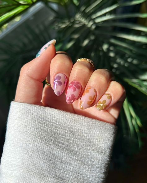 chrome rainbow flowers 🌈🌸🥰☁️ rings are from @indigolune 🫶 #nails #nailinspo #nailart #pridenails #rainbownails #chromenails #summernails Uñas Ideas, Nail Trend, Trend 2024, Rainbow Nails, Summer Nail, Fancy Nails, Nail Art Tutorial, Chrome Nails, Rainbow Flowers