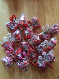 Valentines Class Goodie Bags, Cool Valentines Ideas For Kids, Goodie Bags Valentines Day, Valentines Day Gifts For School Kids, Valentines Idea For Classmates For Kids, Toddler Valentines Goodie Bags, Toddler Valentine Party Food, Creative Valentines For Kids Classroom, Valentine Candy Ideas For Kids Classroom