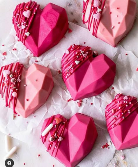 Breakable Hearts, Valentines Party Food, Chocolate Business, Breakable Heart, Peanut Butter Oreo, Valentines Baking, Heart Ideas, Chocolate Ideas, Chocolate Heart