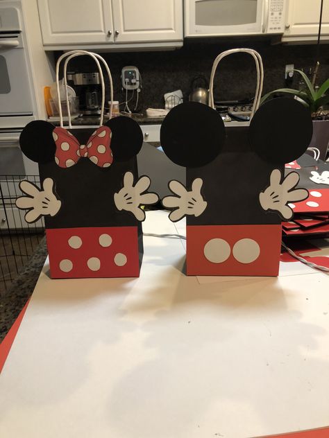 Minnie Mouse Gift Bags, Mickey And Minnie Birthday Party, Mickey And Minnie Birthday, Mini Mouse Birthday Cake, Minnie Decorations, Birthday Goody Bags, Birthday Party Goodie Bags, Mickey 1st Birthdays, Minnie Mouse Party Decorations