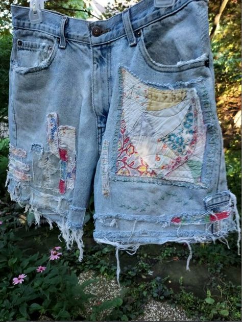 Patch Jean Shorts, How To Do Patchwork On Jeans, Patchwork Shorts Diy, Quilt Patch Jeans, Jean Patches Ideas, Diy Patchwork Jeans, Patchwork Jean Shorts, Patched Shorts, Patchwork Jeans Outfit