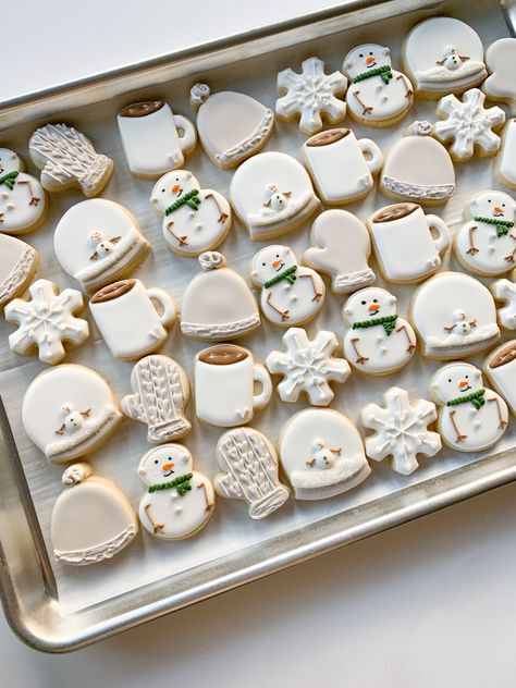 January Cookie Ideas, Winter White Cookies, Winter Wonderland Snacks, Sugar Cookie Christmas Designs, January Sugar Cookies, Winter Decorated Sugar Cookies, Winter Cookie Ideas, White Cookies Decorated, Neutral Christmas Cookies Decorated