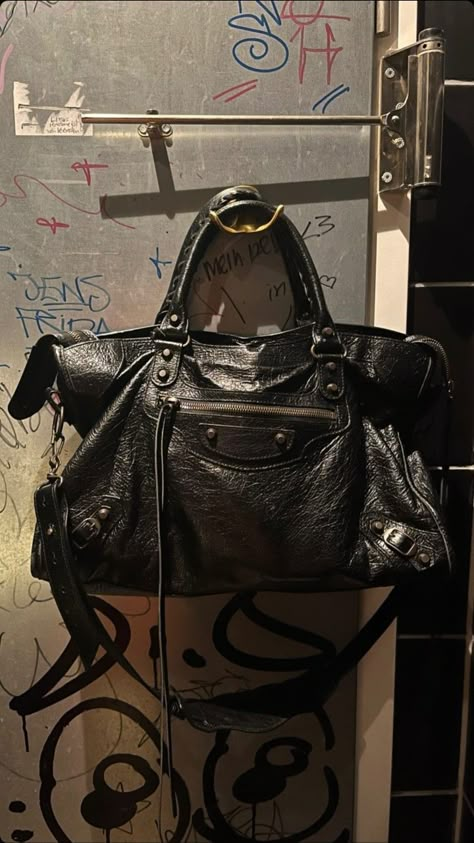 Vintage Balenciaga City Bag, Clothes Manifestation, 17 Aesthetic, Waterloo Sunset, Looks Street Style, Stockholm Fashion, Balenciaga Bag, Pretty Bags, Iconic Bags