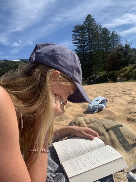 Chase Aesthetic, Annabeth Chase Aesthetic, Wise Girl, Annabeth Chase, Woman Reading, Beach Reading, Camp Half Blood, Heroes Of Olympus, Summer Feeling