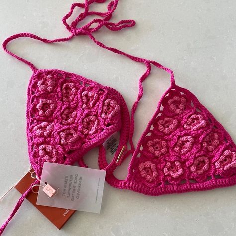 crochet patterns-Free Patterns: Cute and Cozy Easy Crochet Tops-Easy and Cozy Crochet Top Patterns f Crochet Bikinis Boho, Crochet Bra Top, Swimsuit Crochet, Diy Crochet Top, Crochet Beach Wear, Crochet Store, Super Easy Crochet, Cup Pattern, Crochet Swimsuit