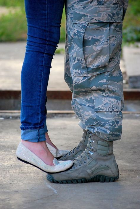 Military Couple Pictures, Military Couple Photography, Military Engagement Photos, Air Force Wedding, Army Wedding, Military Relationships, Army Couple Pictures, Military Photography, Military Couples