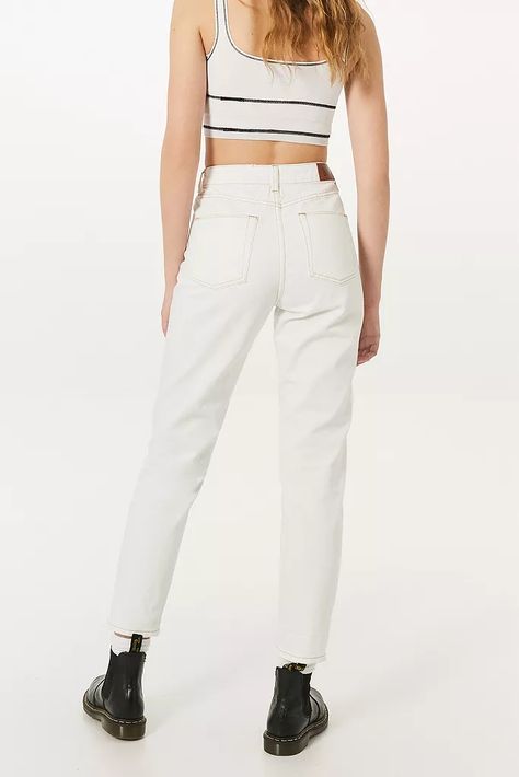 Cream Mom Jeans Outfit, White Mom Jeans Outfit, Cream Mom Jeans, White Mom Jeans, Jeans Urban Outfitters, Aesthetic Pose, Best Jeans For Women, White Jeans Outfit, Mom Jeans Outfit