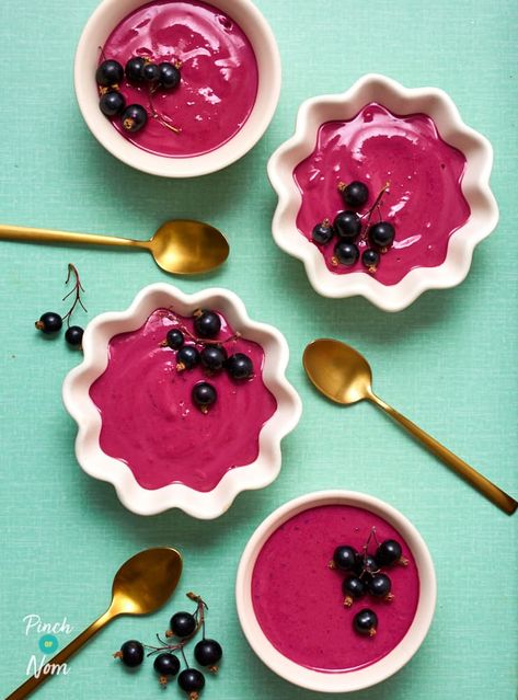 Blackcurrant Mousse - Pinch Of Nom Pinch Of Nom, Glass Serving Dishes, Low Calorie Cooking, Traditional Italian Dishes, Choc Chip Cookies, Oat Cookies, Minestrone Soup, Mousse Recipes, Indulgent Desserts