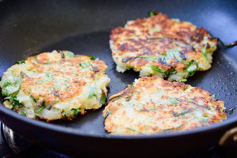 Leek Pancakes, Korean Potato Pancake, Asian Potatoes, Savory Potato Pancakes, Vegan Korean Food, Koreansk Mad, Korean Potatoes, Cook Fresh Spinach, Korean Food Side Dishes