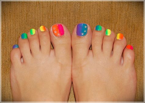 Wanna See My Nails ?: Rainbow pedicure Rainbow Toe Nails, Toenail Art Designs, Easy Toe Nail Designs, Simple Toe Nails, Pedicure Designs Toenails, French Pedicure, Toe Nail Color, Pretty Toe Nails, Cute Toe Nails