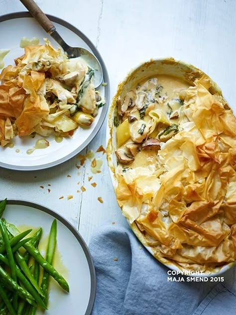 Celebrate British Pie Week with The Body Coach Joe Wicks' delicious chicken pie recipe from his bestselling Lean in 15 cookbook Joe Wicks Recipes, Chicken And Mushroom Pie, Chicken Pie Recipe, Garlic Kale, Cauliflower Mash, Joe Wicks, Free Lunch, Chicken Breast Fillet, Hearty Chicken