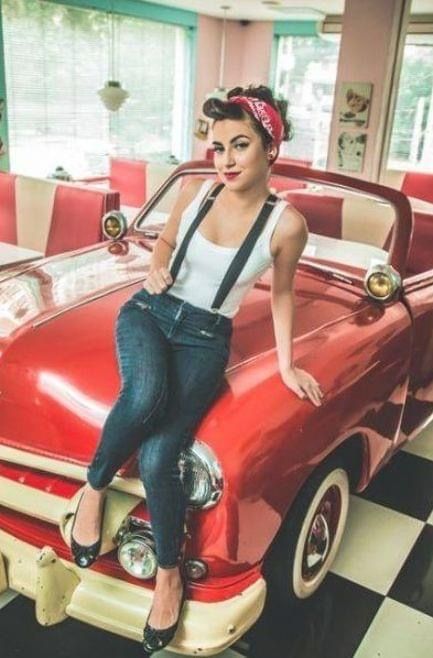 Disfraz Rock And Roll, Stile Pin Up, Mode Rockabilly, Rockabilly Mode, Vintage Cars 1950s, Pinup Photoshoot, Rockabilly Looks, Cars Photography, Pin Up Looks