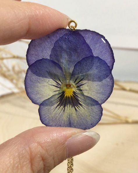 Adjustable Resin Jewelry With Pressed Flowers, Pressed Pansy Art, Green Resin Flower Jewelry, Resin Jewelry With Pressed Flowers In Flower Shape, Flower In Resin, Flowers Jewellery, Resin Necklaces, Purple Flower Pendant With Pressed Flowers, Flower-shaped Resin Earrings With Pressed Flowers