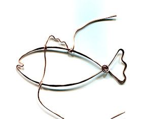 Wire Fish Diy, Jonah Vbs, Jewelry Making For Beginners, Fishing Jewelry, Wire Fish, Fish Designs, Wire Art Sculpture, Wire Wrapping Tutorial, Fish Beads