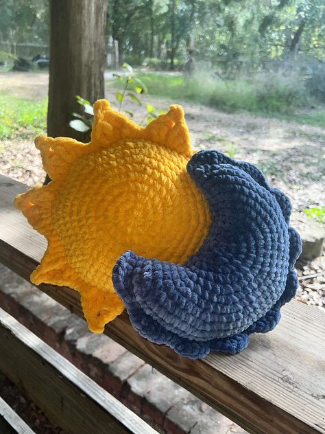 Sun And Moon Pillow, Moon Pillow Crochet Pattern Free, Goth Crochet Pillow, Sun Pillow Crochet, Sun Moon Crochet, Crochet Ideas Gift, Moon Crochet Blanket, Crotchet Pillow, Crochet Sun Pillow